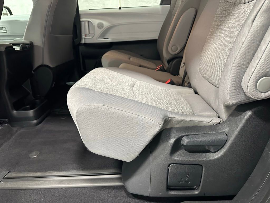 Used 2025 Toyota Sienna LE FWD image 46