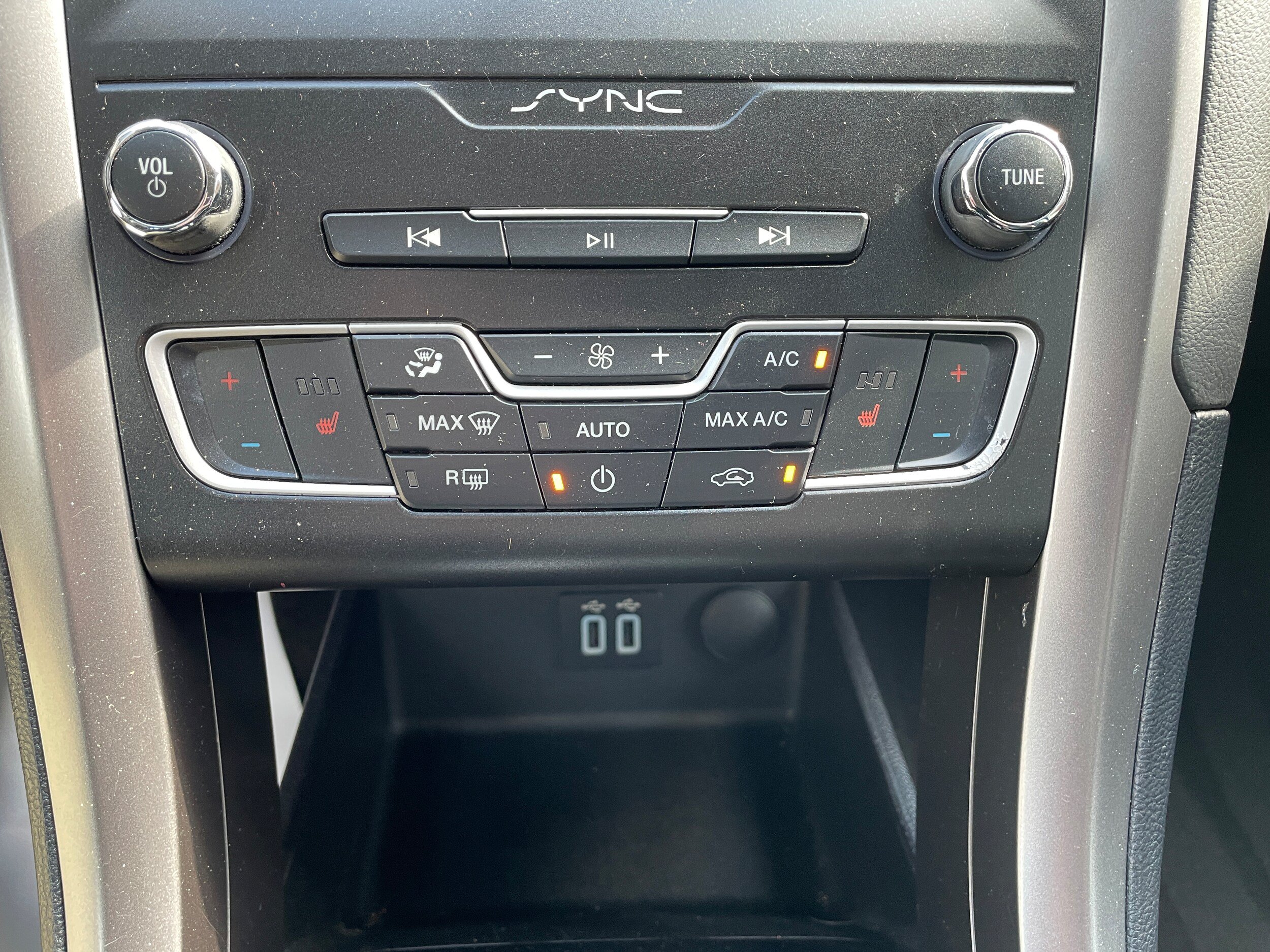 Used 2020 Ford Fusion SE AWD/4WD image 22