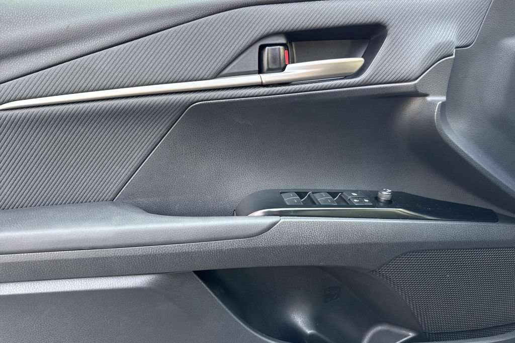 Used 2025 Toyota Camry SE FWD image 13