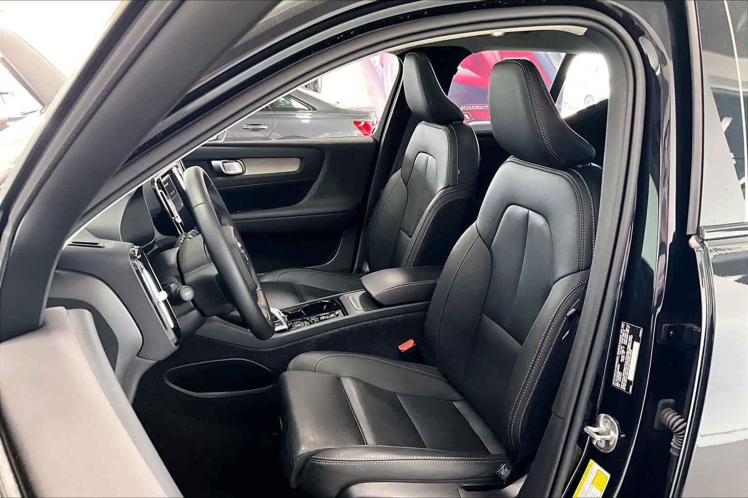Used 2025 Volvo XC40 B5 Plus AWD/4WD image 9