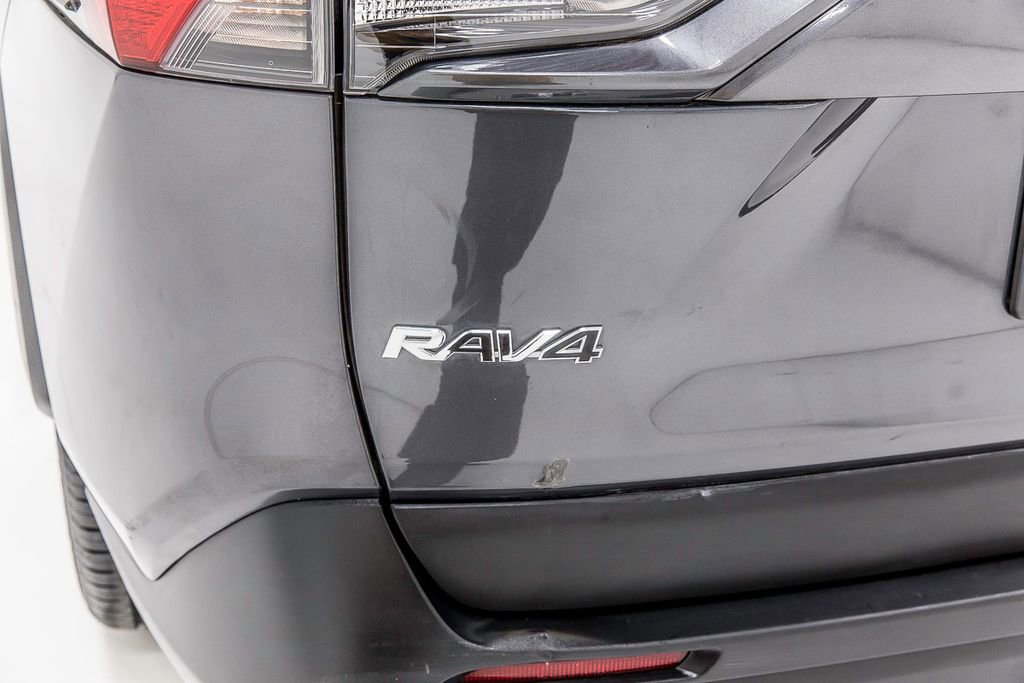 Used 2020 Toyota RAV4 XLE Premium FWD image 5