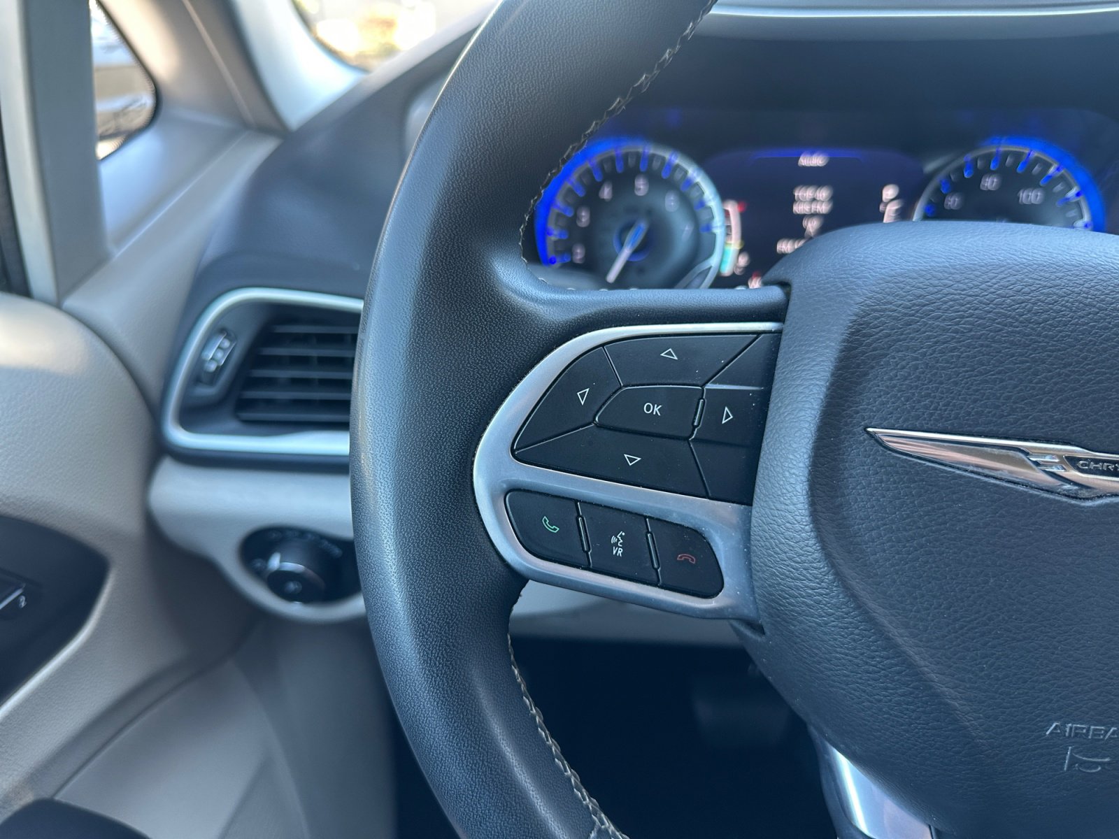Used 2022 Chrysler Pacifica Touring-L FWD image 19