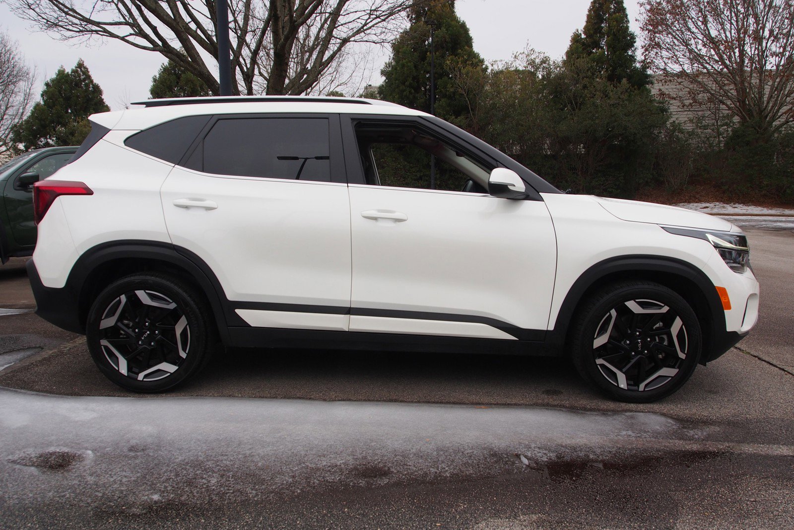 Used 2025 Kia Seltos SX w/ SX Sunroof Package AWD/4WD image 8