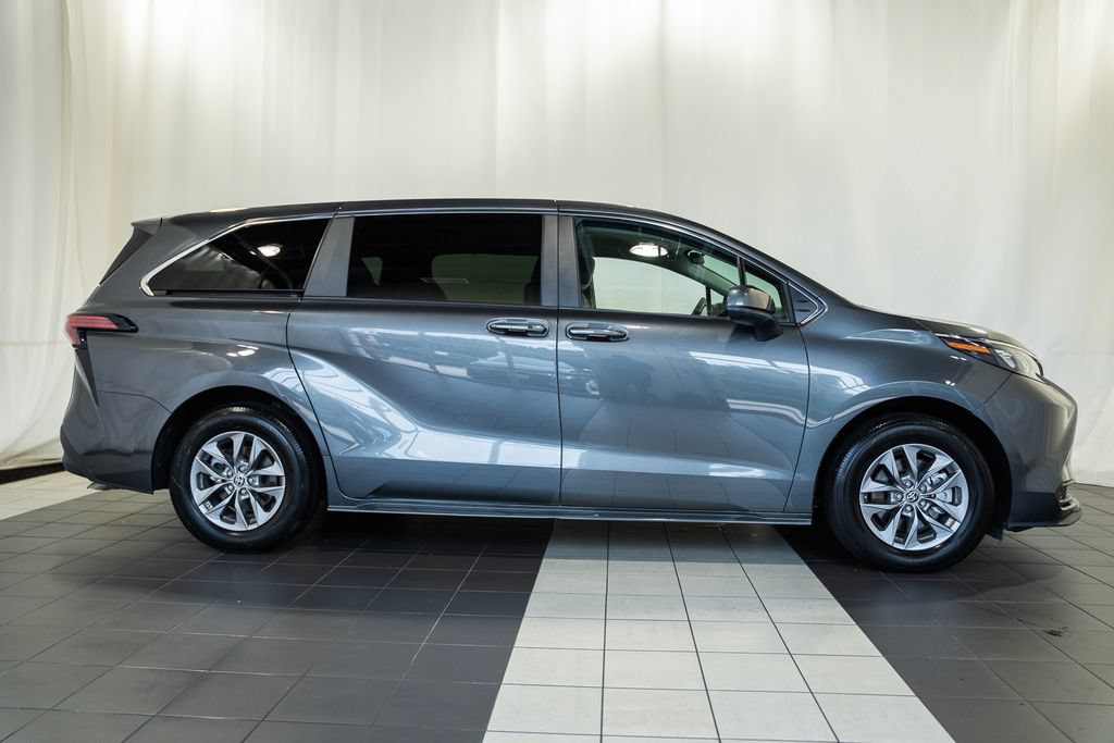 Used 2025 Toyota Sienna LE FWD image 3