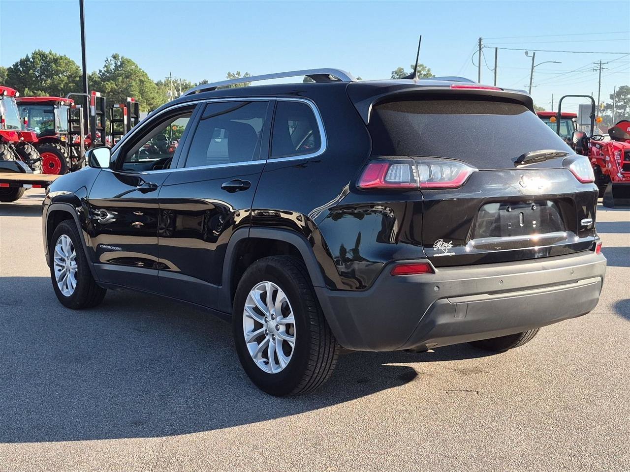 Used 2019 Jeep Cherokee Latitude w/ Popular Appearance Group FWD image 5