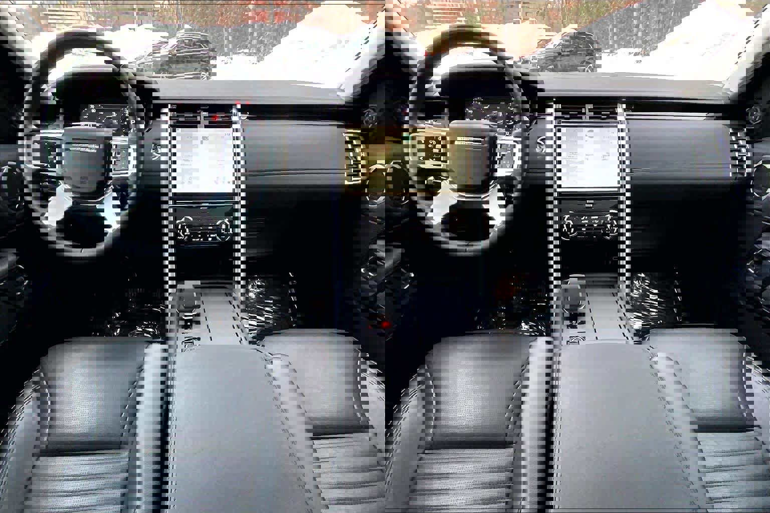 Used 2024 Land Rover Discovery S image 14