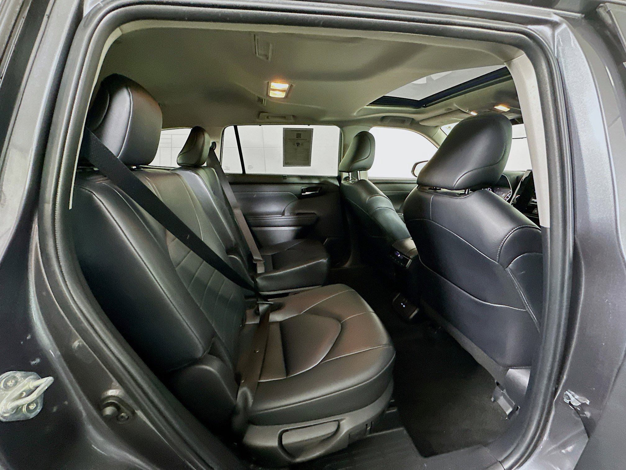 Used 2024 Toyota Highlander XLE image 31