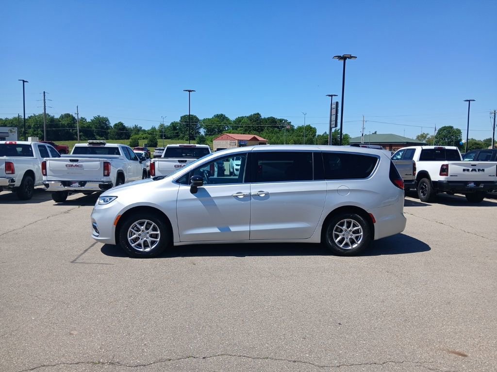 Used 2024 Chrysler Pacifica Touring-L FWD image 5
