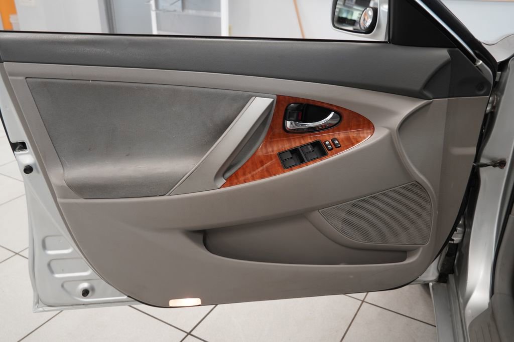 Used 2009 Toyota Camry XLE FWD image 17