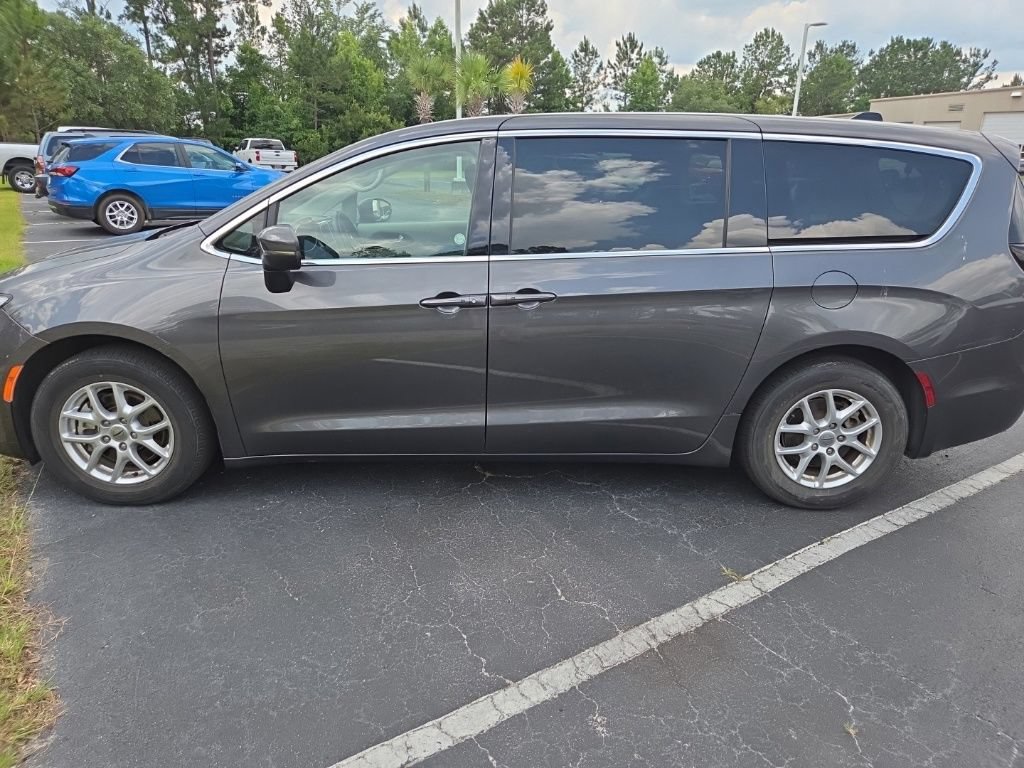 Used 2023 Chrysler Pacifica Touring-L FWD image 45