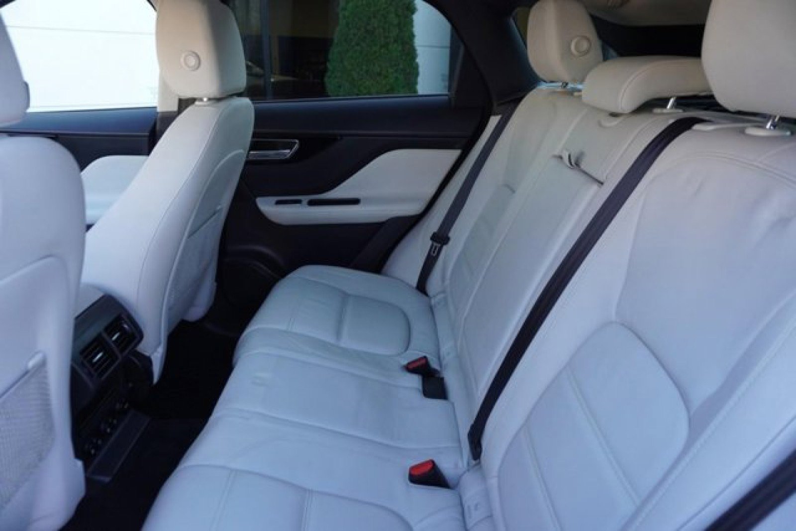 Used 2018 Jaguar F-PACE Prestige image 17