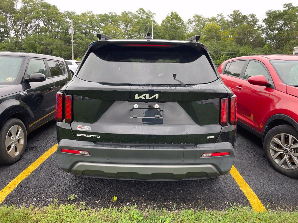 Used 2023 Kia Sorento S w/ Panoramic Sunroof Package AWD/4WD image 3