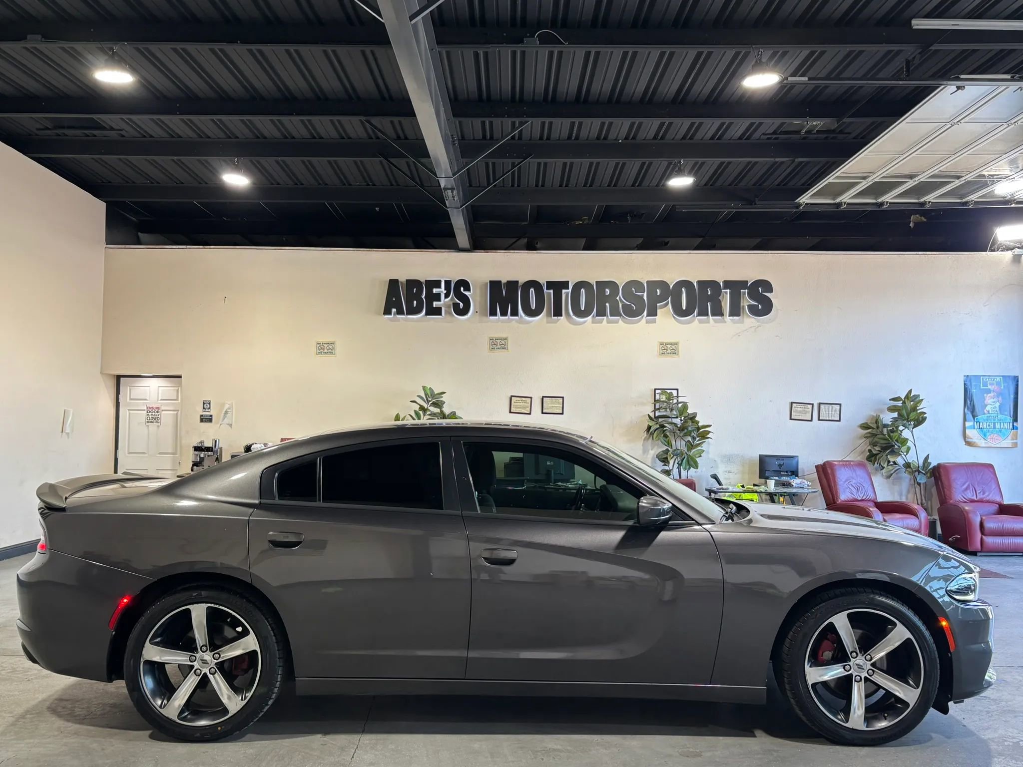 Used 2017 Dodge Charger SE RWD image 4