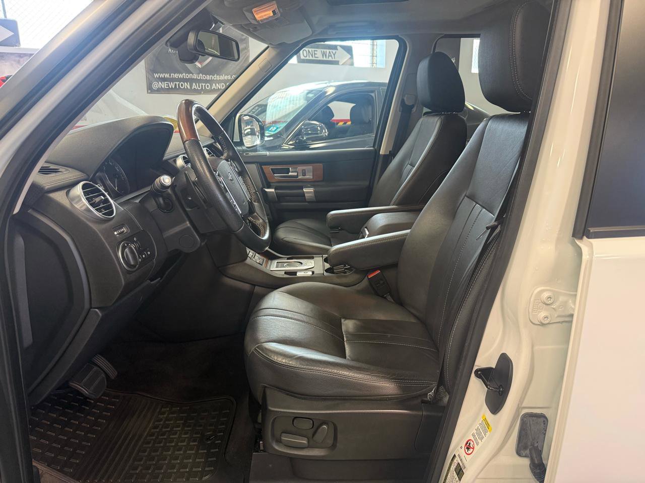 Used 2016 Land Rover LR4 HSE Silver Edition AWD/4WD image 27