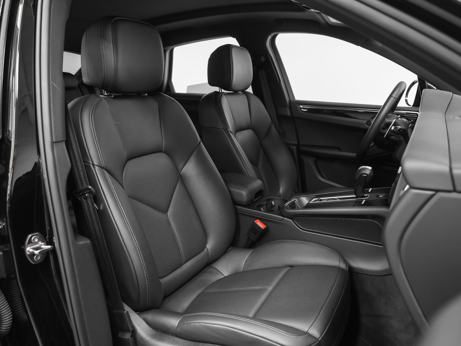 Certified 2025 Porsche Macan AWD/4WD image 21