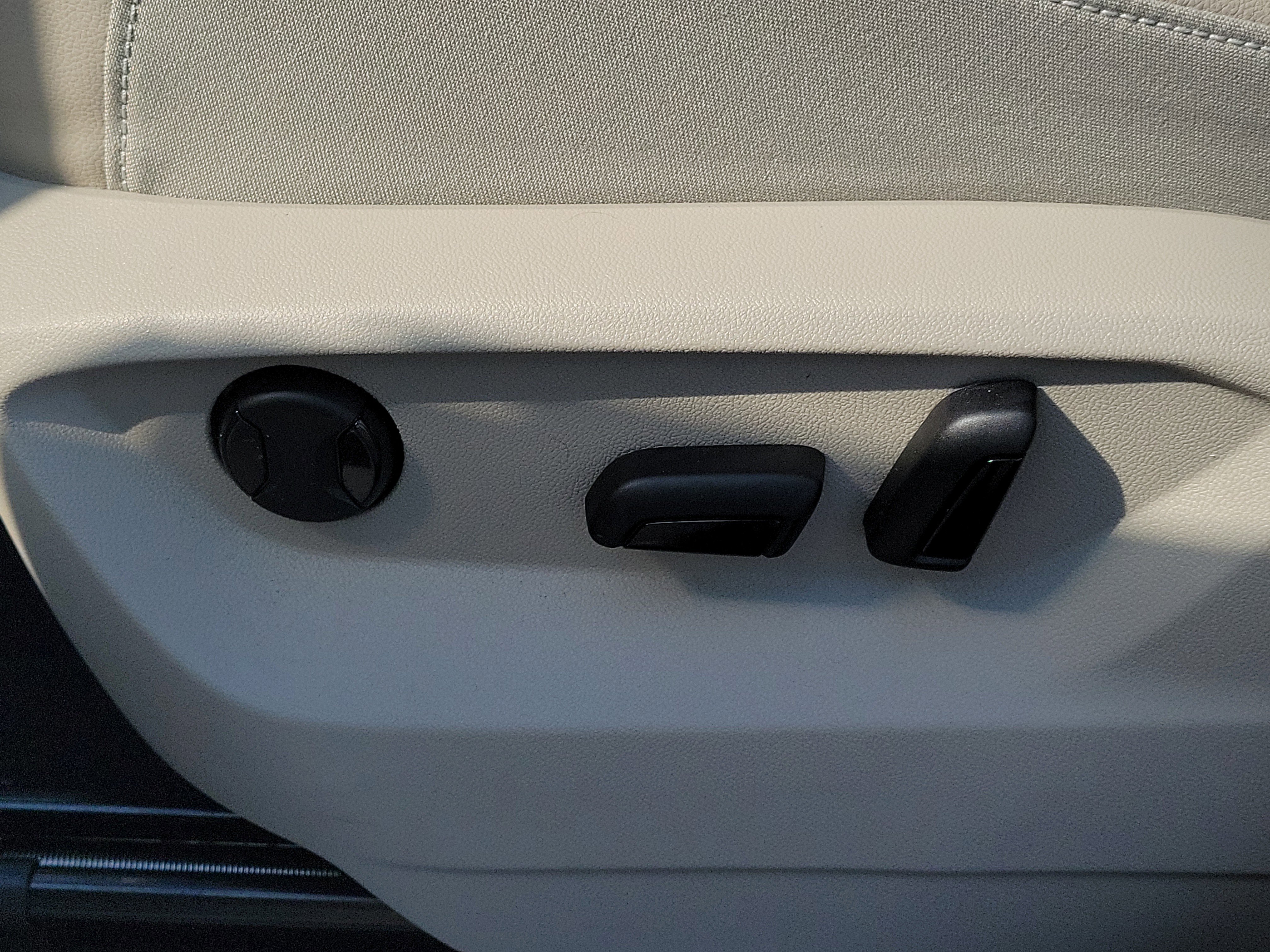Used 2025 Volkswagen Atlas SE FWD image 20