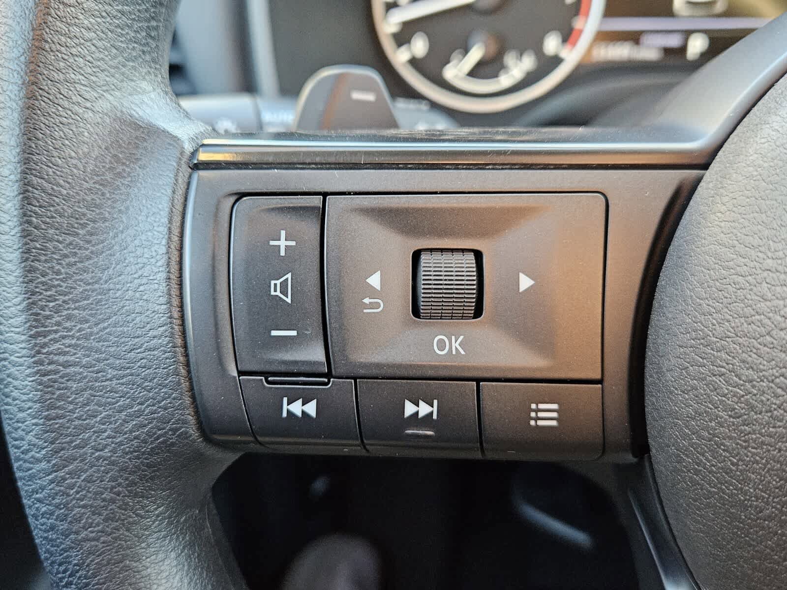 Used 2023 Nissan Rogue S image 12