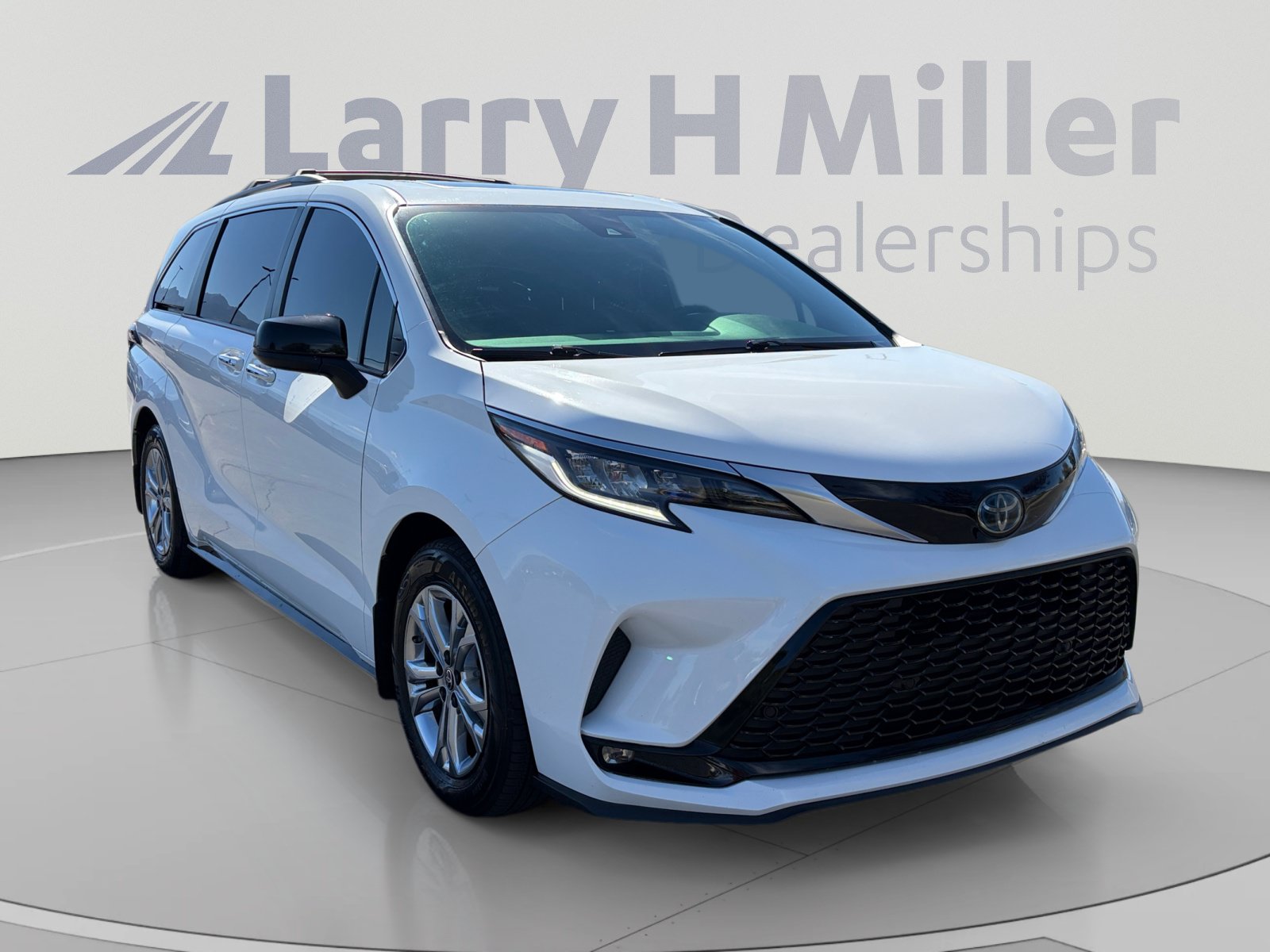 Used 2022 Toyota Sienna XSE w/ XSE Plus Package AWD/4WD image 7