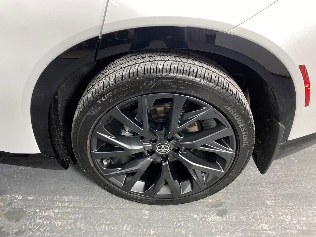 Used 2025 Toyota Crown Signia Limited w/ Advanced Technology Package image 32