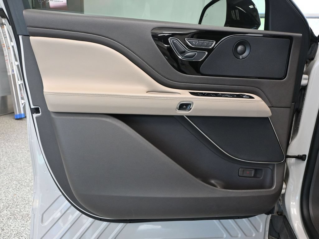 Used 2023 Lincoln Aviator Reserve AWD/4WD image 18