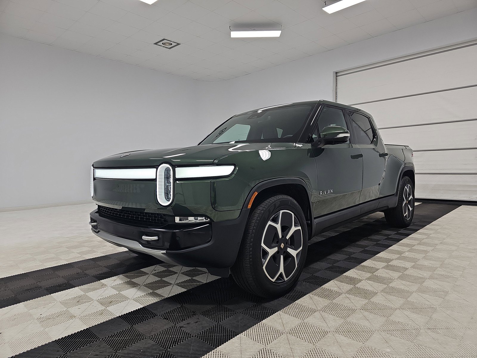 Used 2024 Rivian R1T Adventure AWD/4WD image 1