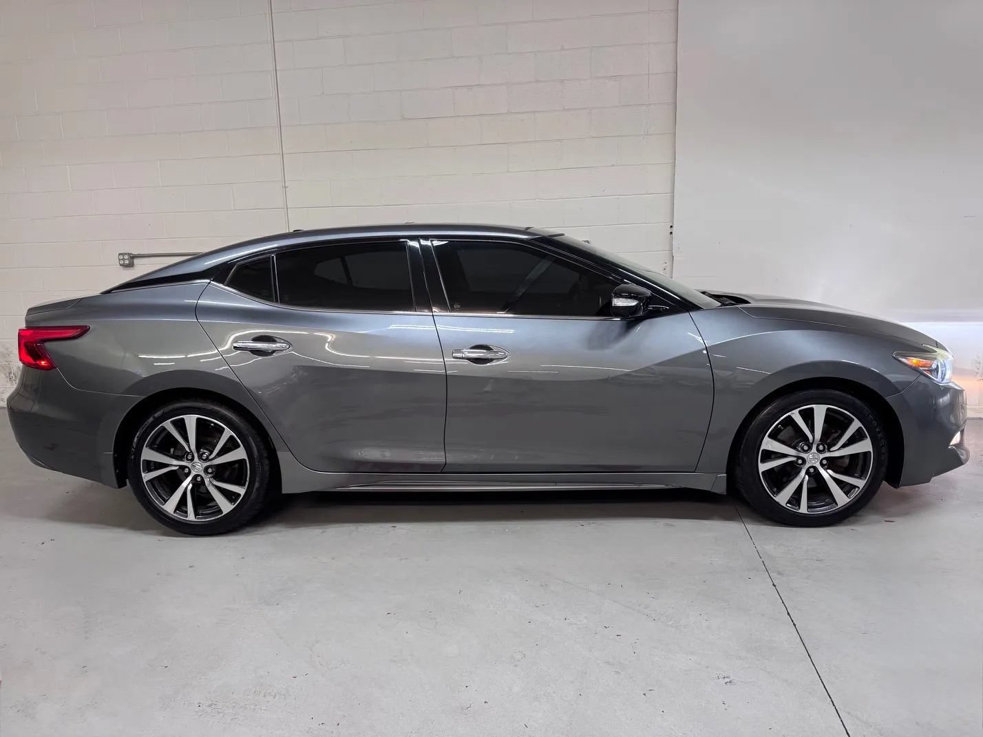 Used 2017 Nissan Maxima SR FWD image 2