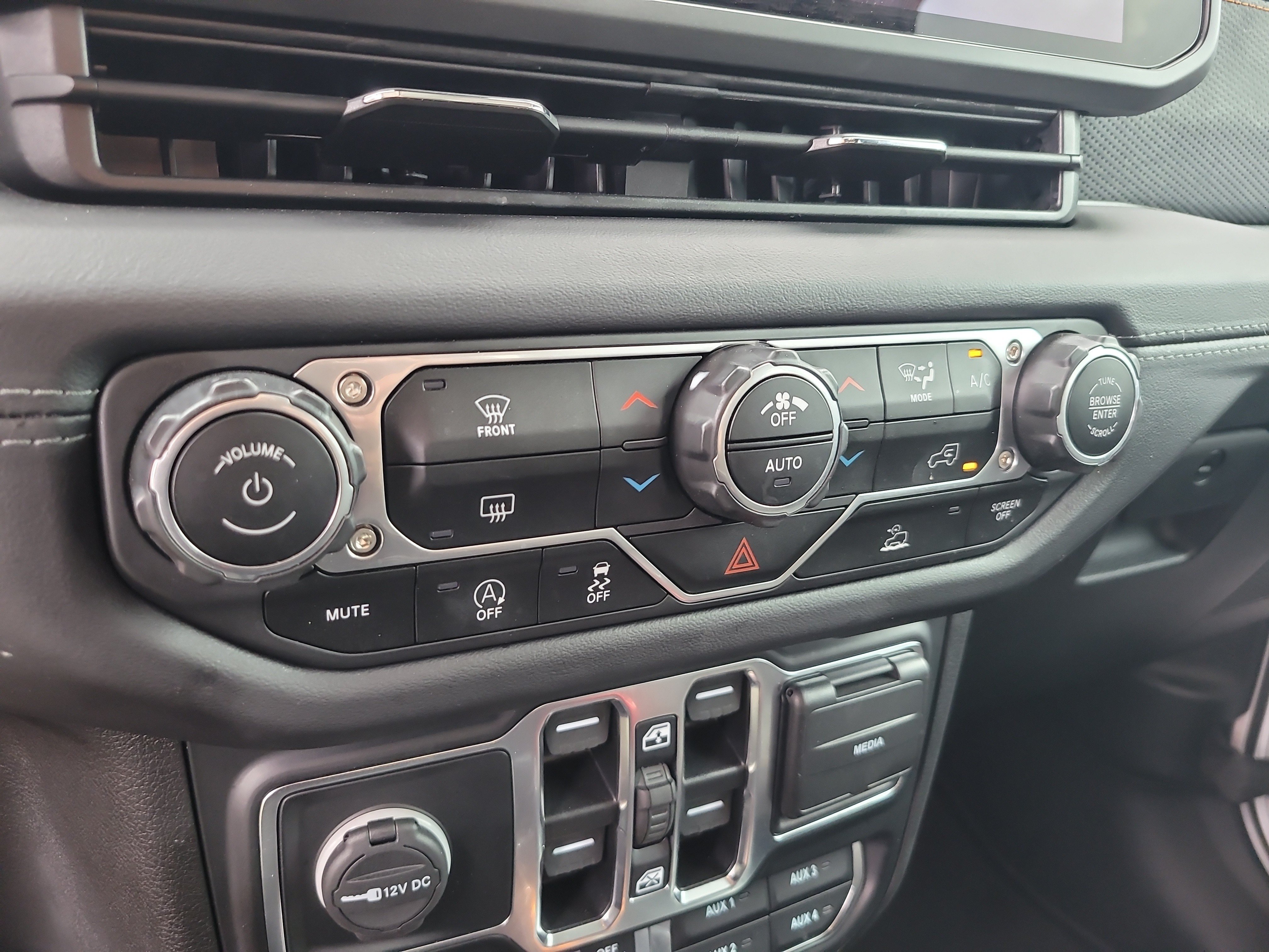Used 2024 Jeep Gladiator Mojave AWD/4WD image 23