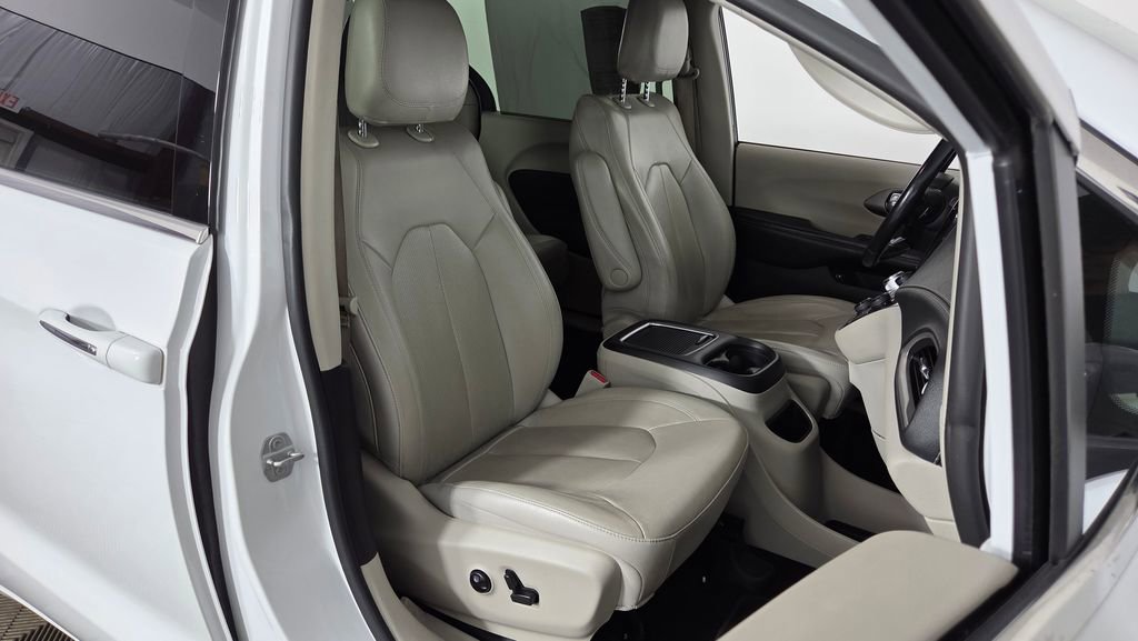 Used 2021 Chrysler Pacifica Touring-L FWD image 37