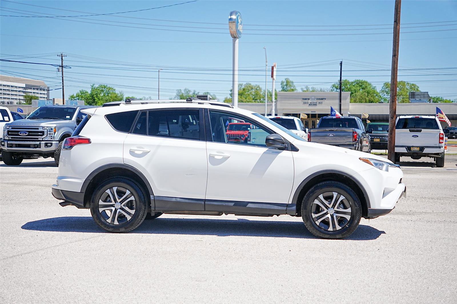 Used 2016 Toyota RAV4 LE image 4