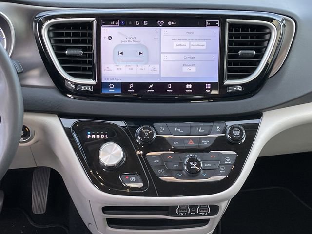 Used 2023 Chrysler Pacifica Touring-L image 15