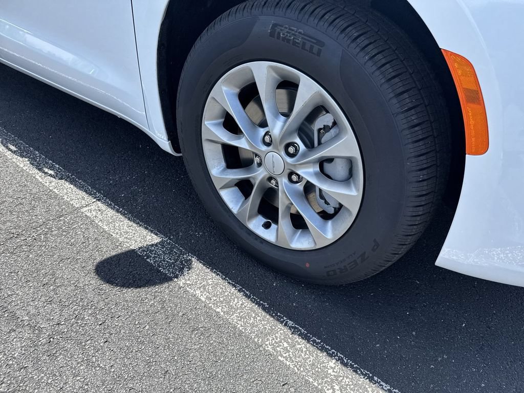 New 2027 Chrysler Pacifica Select AWD/4WD image 16