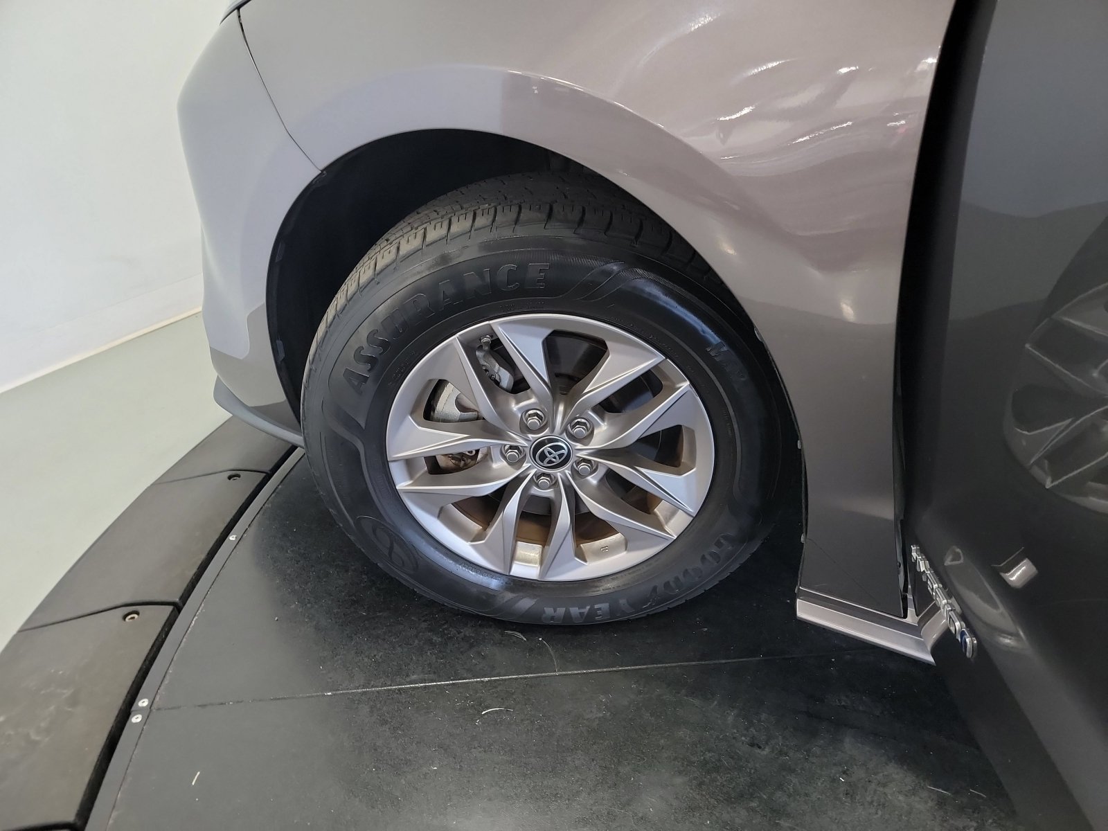 Used 2021 Toyota Sienna LE w/ LE Plus Package AWD/4WD image 23