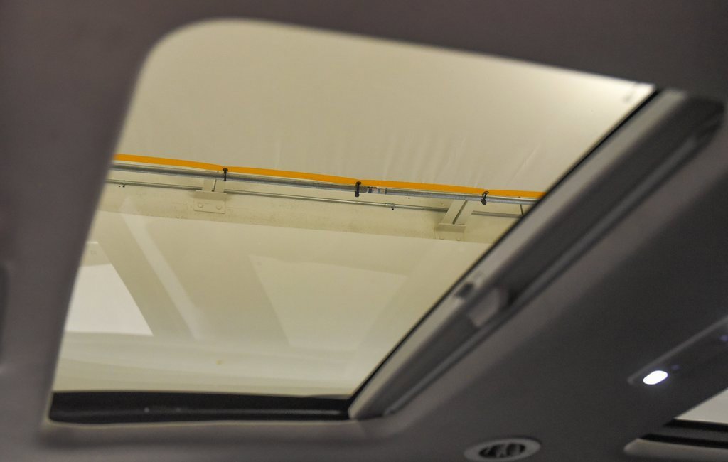 Used 2023 GMC Acadia SLT w/ Preferred Package image 3