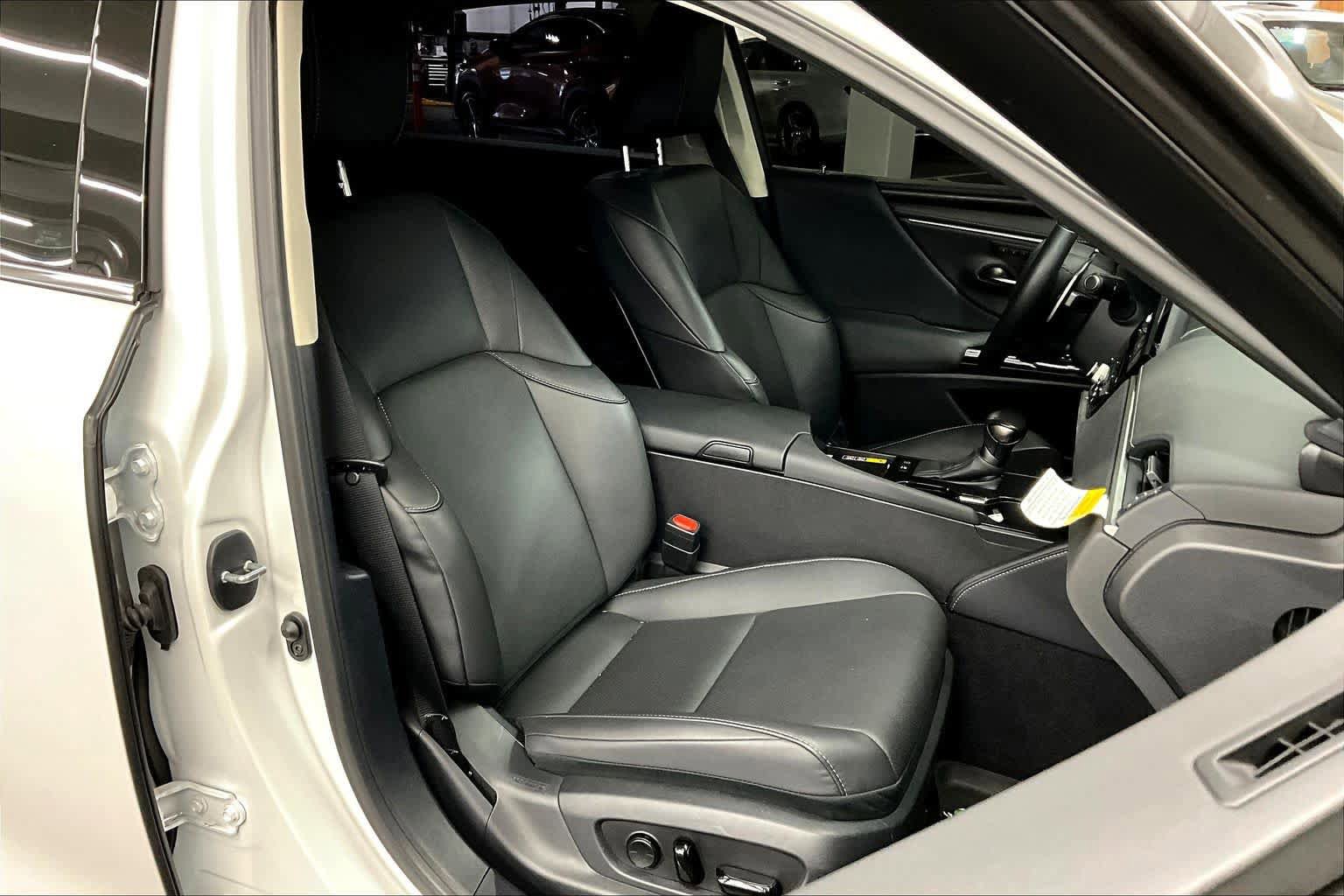 Used 2025 Lexus ES 300h w/ Premium Package FWD image 9