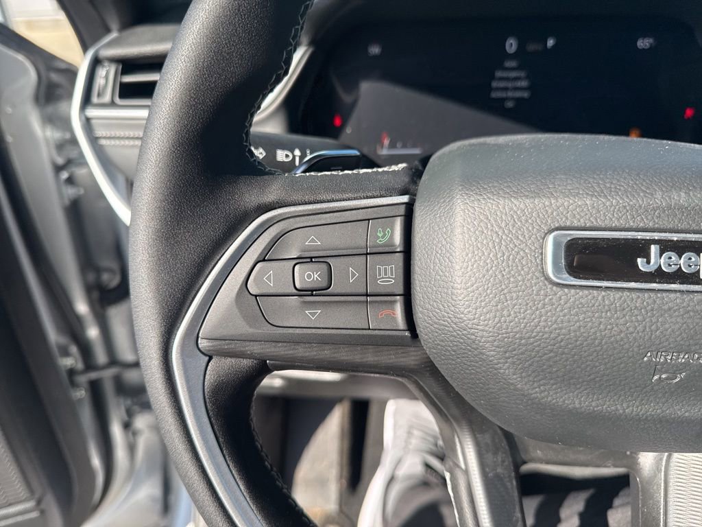 Used 2025 Jeep Grand Cherokee Laredo w/ Luxury Tech Group I image 16