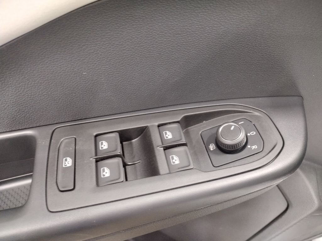 New 2025 Volkswagen Taos SE image 18