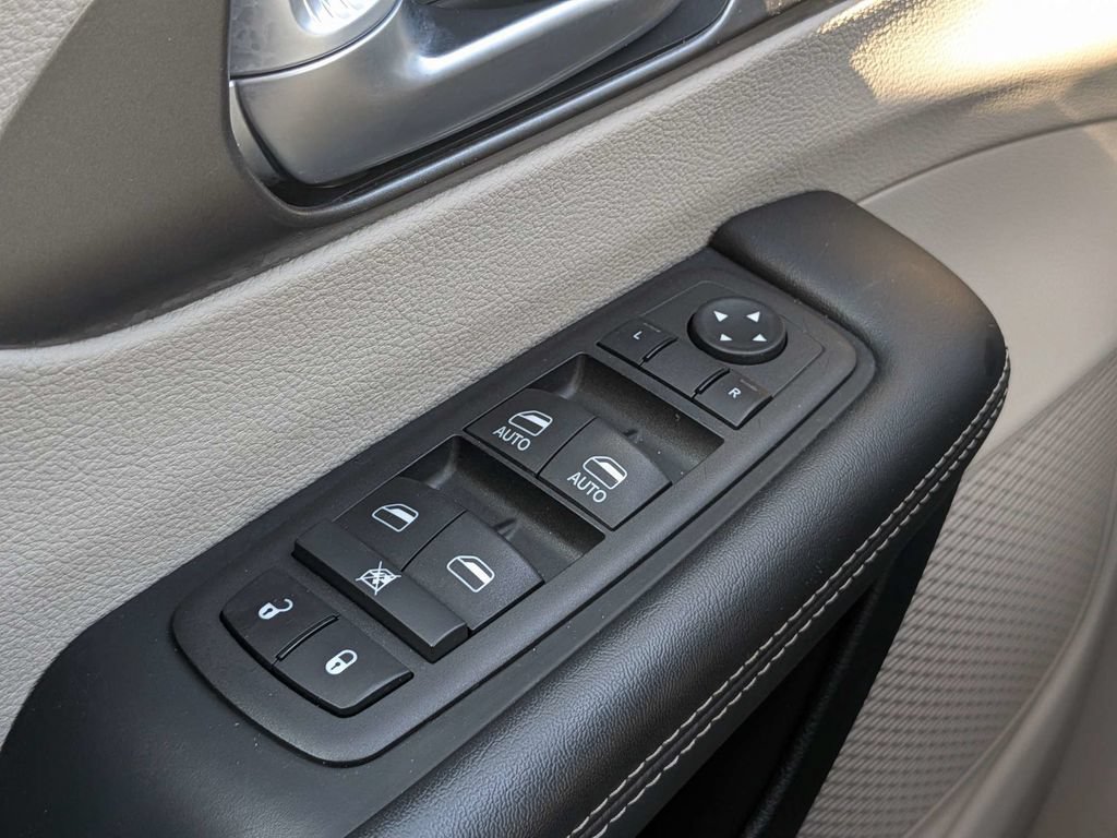 Used 2024 Chrysler Pacifica Touring-L FWD image 28