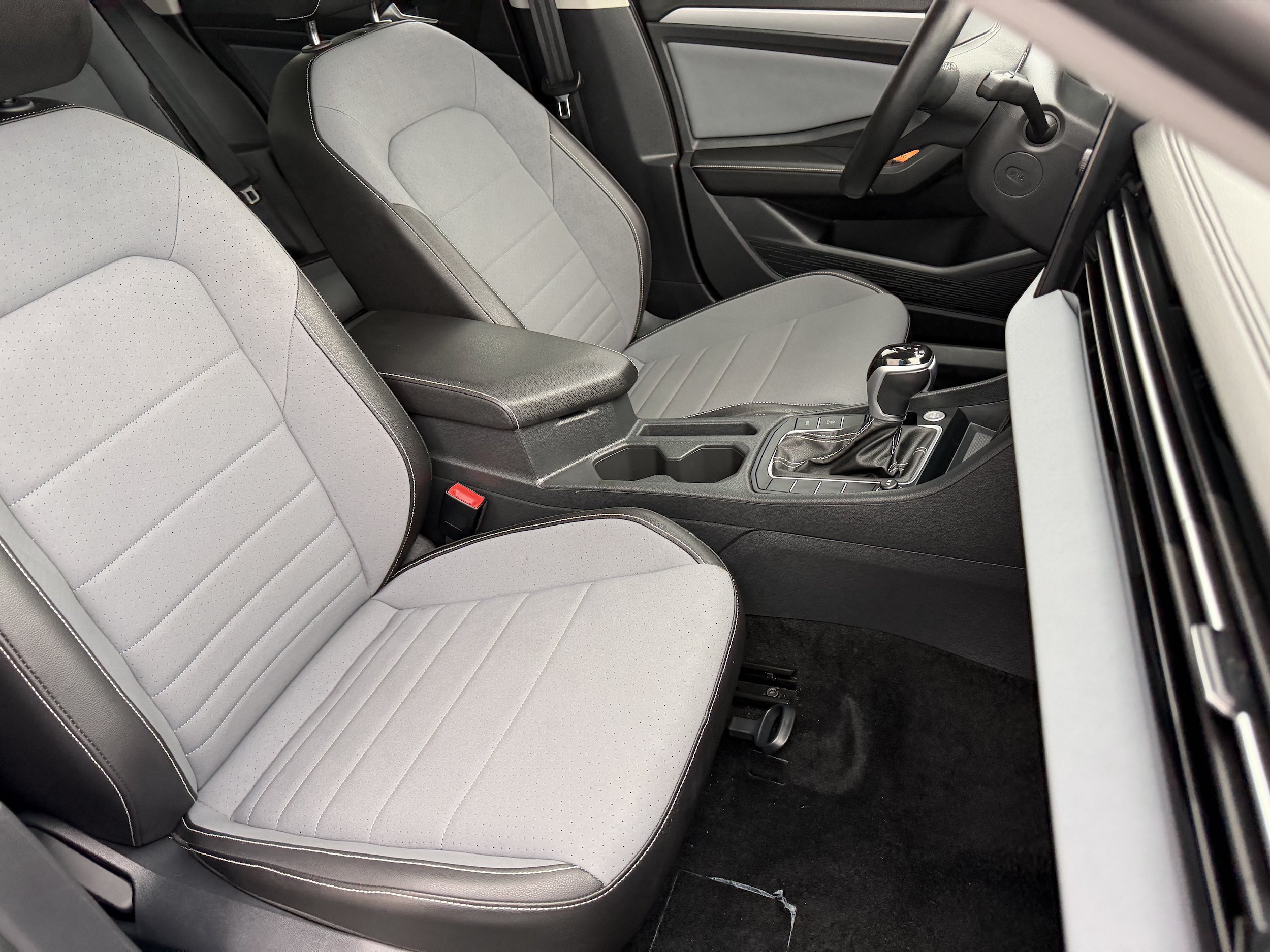 Used 2025 Volkswagen Jetta SE FWD image 35