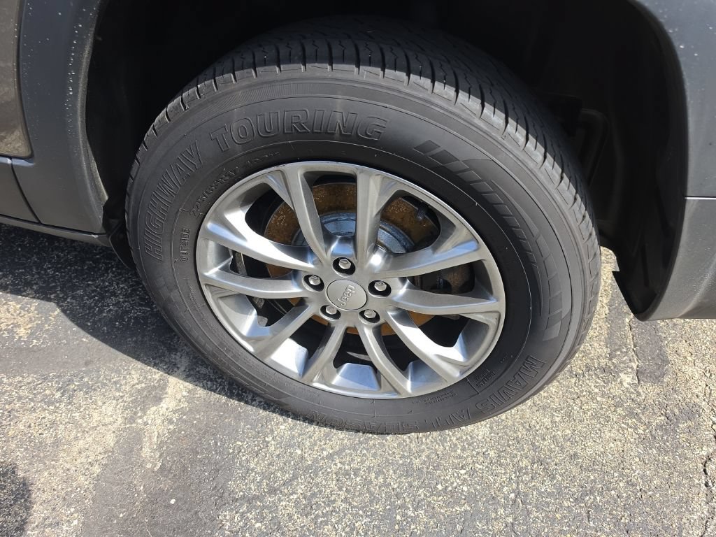 Used 2019 Jeep Cherokee Latitude Plus AWD/4WD image 7