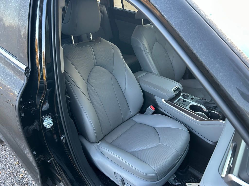 Certified 2025 Toyota Highlander Limited image 15