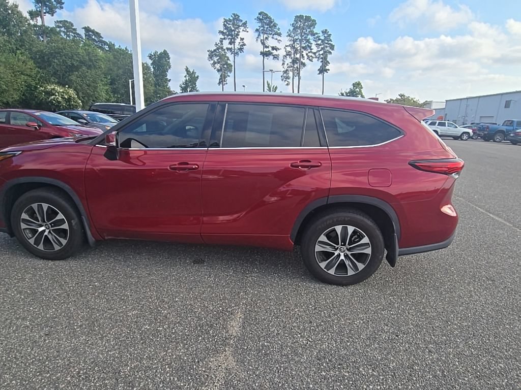 Used 2022 Toyota Highlander XLE AWD/4WD image 8