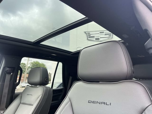Used 2022 GMC Yukon Denali w/ Denali Premium Package AWD/4WD image 9