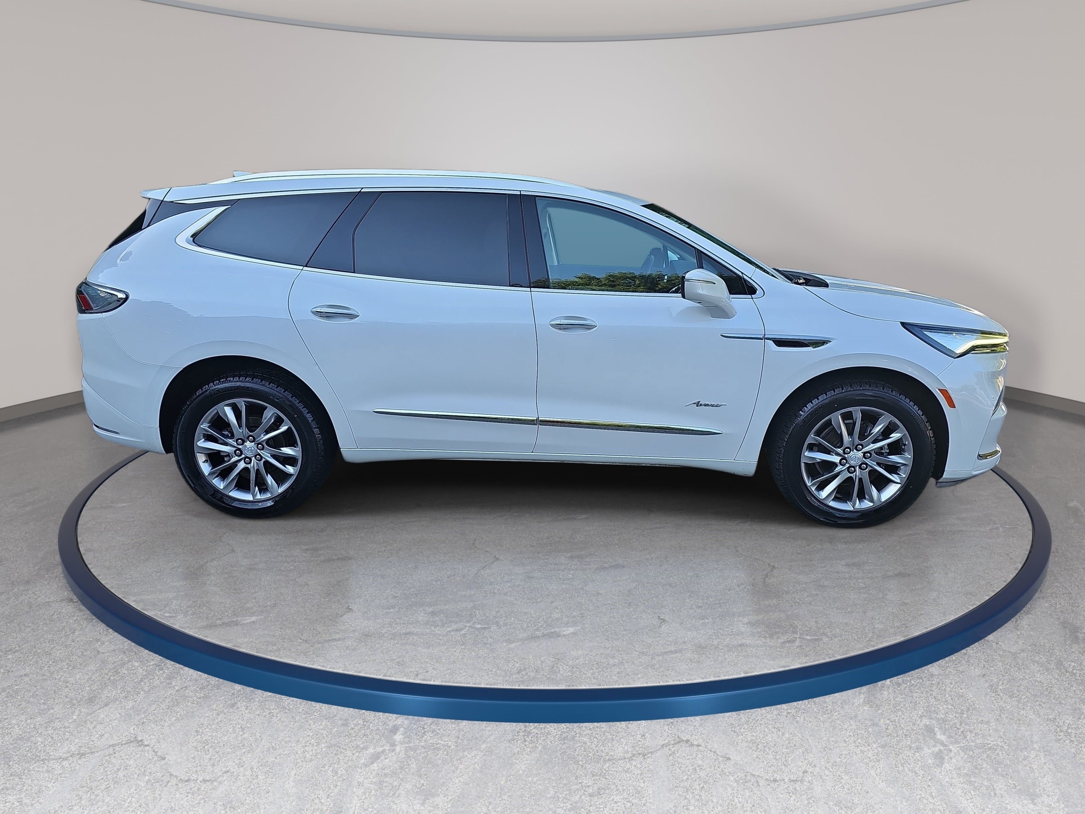 Used 2022 Buick Enclave Avenir w/ Avenir Technology Package FWD image 4