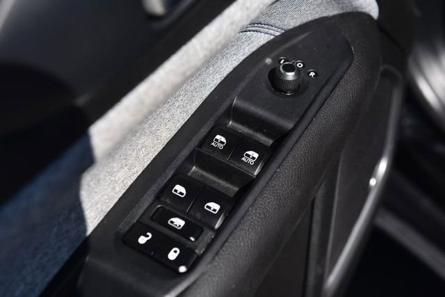 Used 2025 Jeep Compass Latitude w/ Sun & Sound Group AWD/4WD image 8