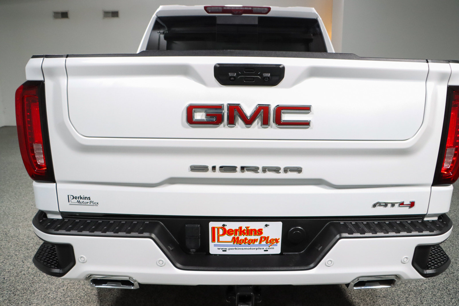 Used 2024 GMC Sierra 1500 AT4 w/ Technology Package AWD/4WD image 9