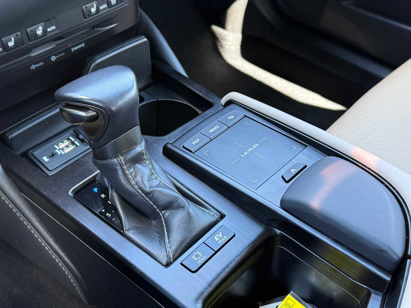 Used 2020 Lexus ES 300h w/ Premium Package FWD image 33