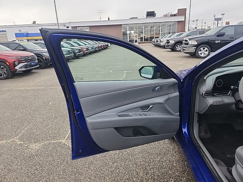 Certified 2023 Hyundai Elantra SEL w/ Convenience Package image 12