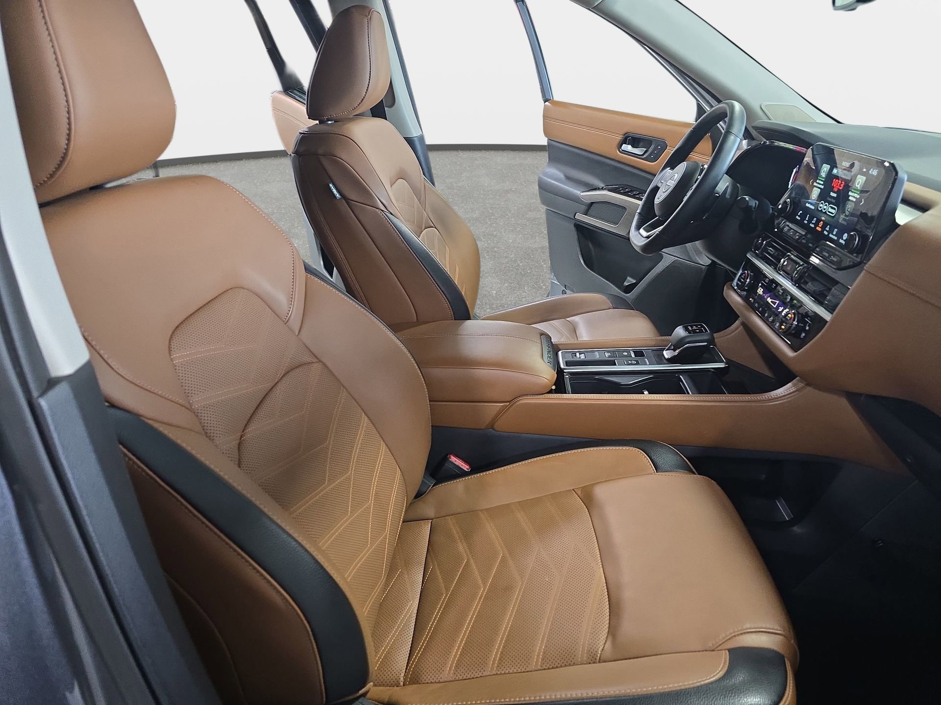 Used 2025 Nissan Pathfinder Platinum FWD image 10