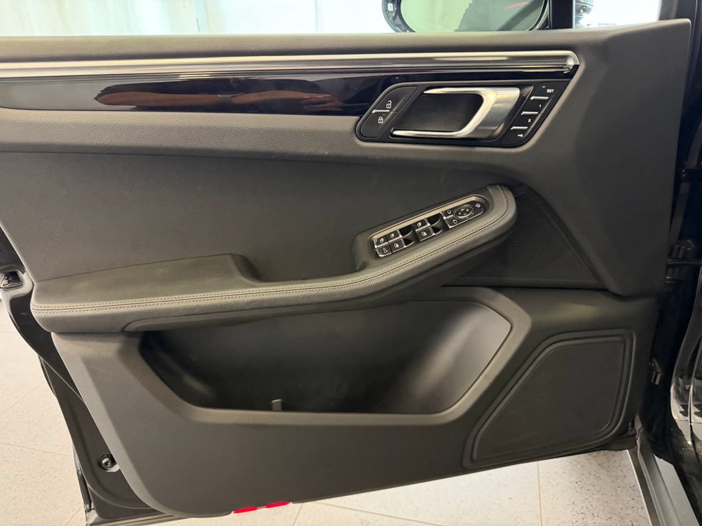 Certified 2023 Porsche Macan AWD/4WD image 15