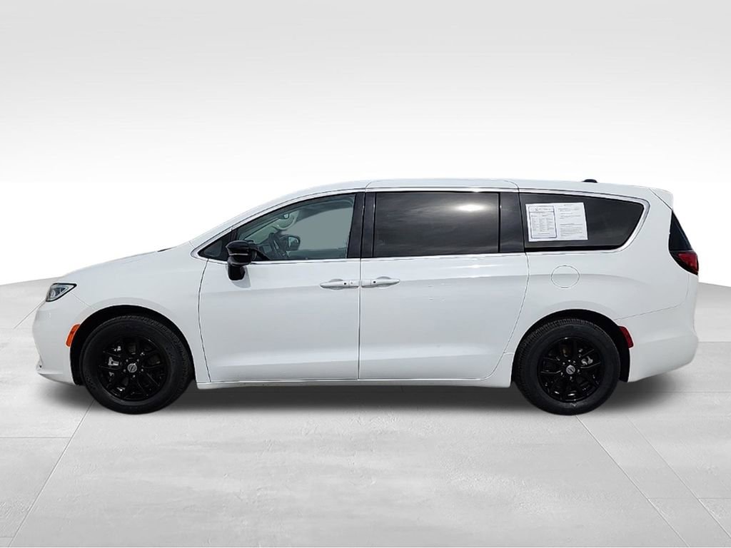Used 2024 Chrysler Pacifica Touring-L FWD image 6